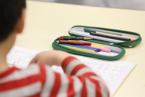 子供の向こうに筆入れ